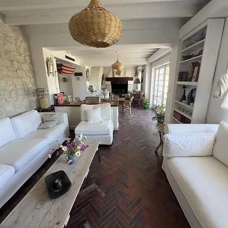 Dom wakacyjny La Providence Elegant 5 Bedroom Stone House With Private Pool