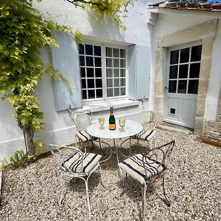 La Providence Elegant 5 Bedroom Stone House With Private Pool Feriehus Brives-sur-Charente