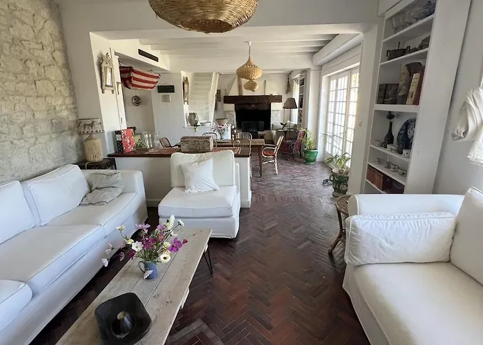 Dom wakacyjny La Providence Elegant 5 Bedroom Stone House With Private Pool