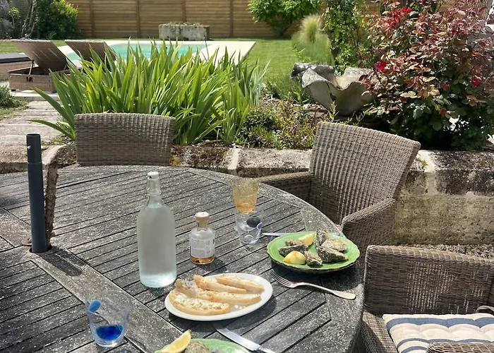 Dom wakacyjny La Providence Elegant 5 Bedroom Stone House With Private Pool Brives-sur-Charente