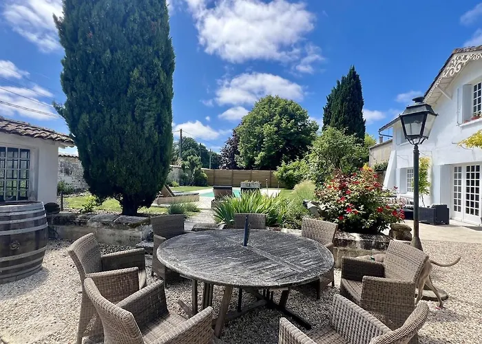 Dom wakacyjny La Providence Elegant 5 Bedroom Stone House With Private Pool