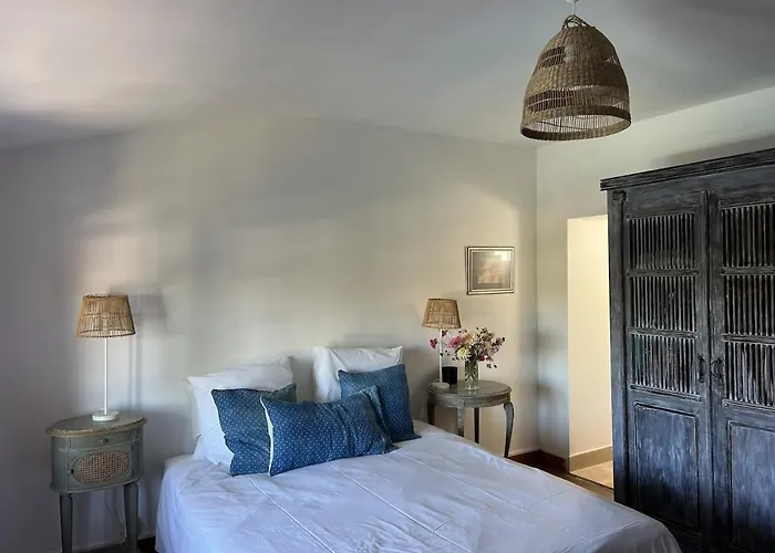 Dom wakacyjny La Providence Elegant 5 Bedroom Stone House With Private Pool