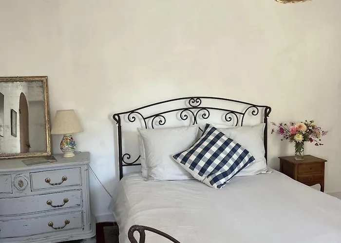 Dom wakacyjny La Providence Elegant 5 Bedroom Stone House With Private Pool